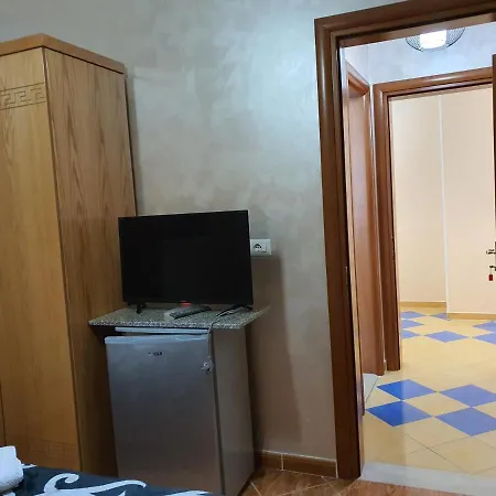 Kompleksi Gjoni 호텔 3*